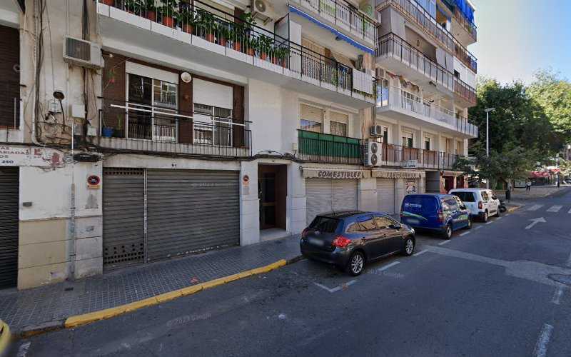 Fotografia tomada fuera de Joaquin Marín Carpinteros Ebanistas - Carpintería en Elche, Alicante