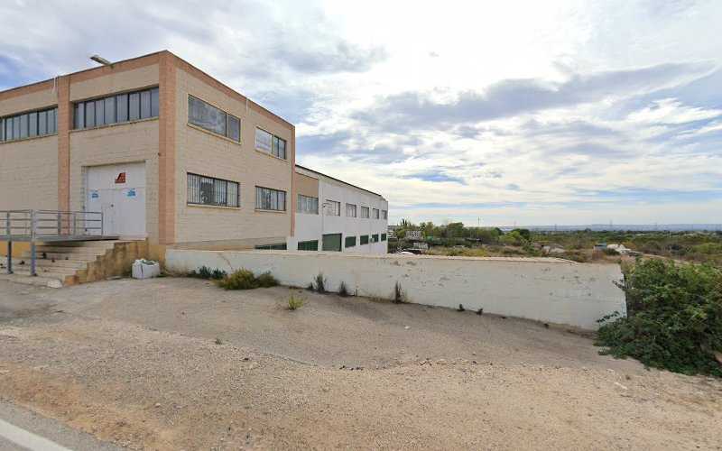 Fotografia tomada fuera de metalicas Isher, SLU - Carpintería metálica y de aluminio en Crevillent, Alicante