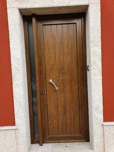 Fotografia tomada fuera de Carpintería Juan Antonio Rey Sánchez - Carpintería metálica y de aluminio en Carballo ( San Xoan ), A Coruña