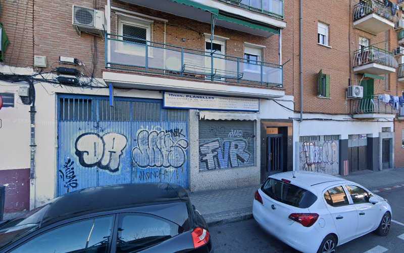 Fotografia tomada fuera de Hnos. Planelles Carpinteria De Aluminio - Carpintería metálica y de aluminio en Madrid, Madrid
