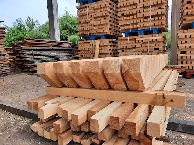 Fotografia tomada fuera de Maderas Cortada Domènech - Serradora en Begudà, Girona