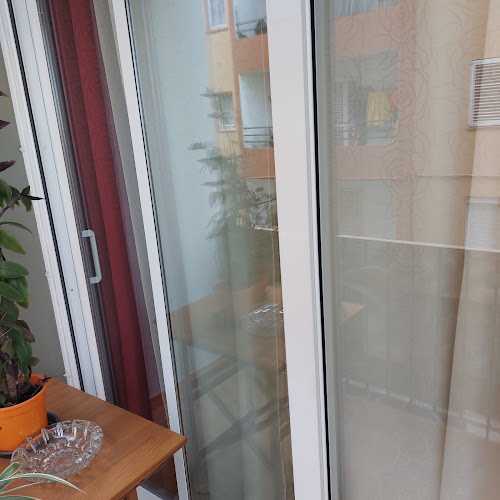 Fotografia tomada fuera de Aluperez - Carpintería metálica y de aluminio en Figueres, Girona