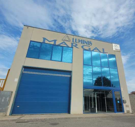 Fotografia tomada fuera de Aluminis Margal - Carpintería metálica y de aluminio en Figueres, Girona