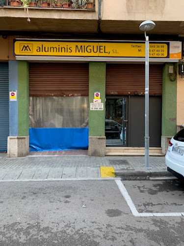 Fotografia tomada fuera de ALUMINIOS MIGUEL, S.L - Carpintería metálica y de aluminio en Canovelles, Barcelona