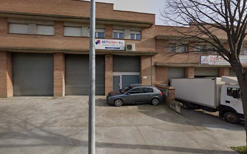 Fotografia tomada fuera de Bella Fusta Mobles-Fusteria-Decoració - Botiga de mobles en Banyoles, Girona