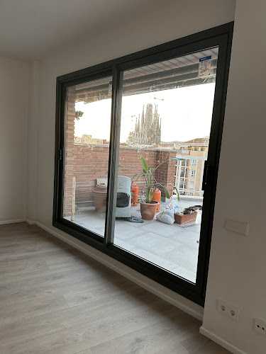 Fotografia tomada fuera de Carpintería keysi’s alumini - Carpintería metálica y de aluminio en Badalona, Barcelona