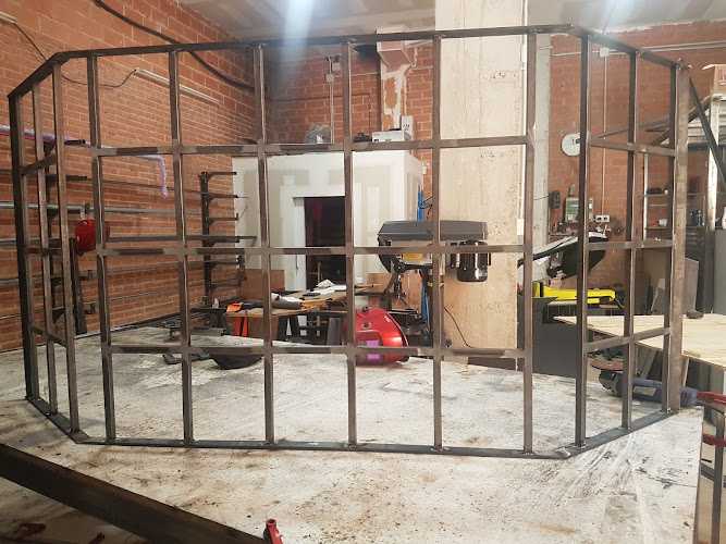 Fotografia tomada fuera de Aluminios Realce - Carpintería metálica y de aluminio en Badalona, Barcelona