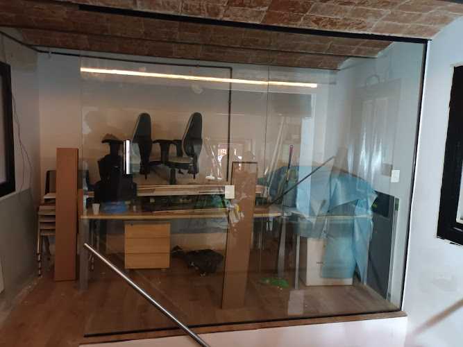 Fotografia tomada fuera de Instalaciones HS - Carpintería metálica y de aluminio en Badalona, Barcelona