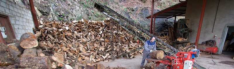 Fotografia tomada fuera de Maderas Riosa - Isidro Gracía Quintana - Establecimiento de venta de madera en La Ara, Asturias