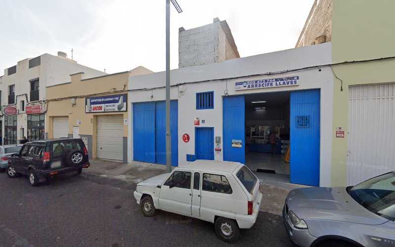 Fotografia tomada fuera de carpinteria de Aluminio y PVC Iacob - Carpintería metálica y de aluminio en Arrecife, Las Palmas