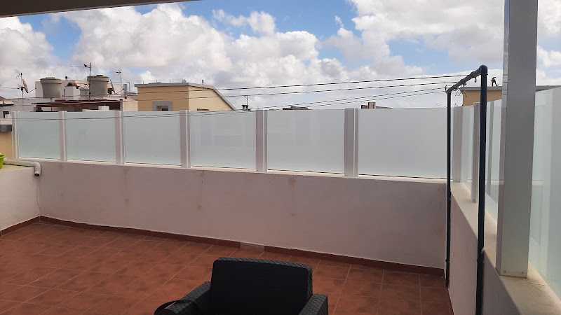 Fotografia tomada fuera de Carpinteria Renova Aluminio - Carpintería metálica y de aluminio en Arrecife, Las Palmas