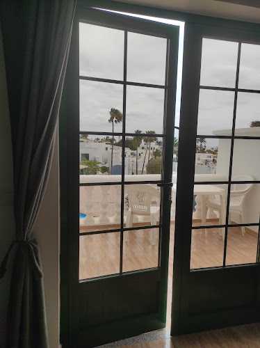 Fotografia tomada fuera de Aluminios Cruz SL. - Carpintería metálica y de aluminio en Arrecife, Las Palmas