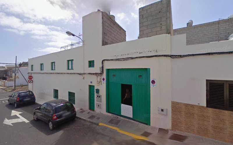 Fotografia tomada fuera de alumax - Carpintería metálica y de aluminio en Arrecife, Las Palmas