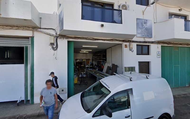 Fotografia tomada fuera de Cerramientos Lanzarote TallerMetal - Carpintería metálica y de aluminio en Arrecife, Las Palmas