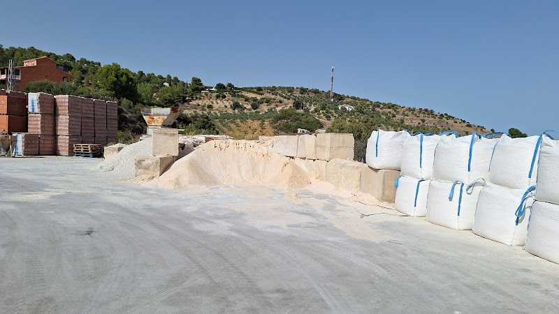 Fotografia tomada fuera de Construcciones Altozaina - Proveedor de materiales de construcción en Alozaina, Málaga