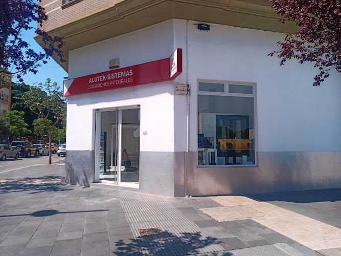 Fotografia tomada fuera de Alutek-Sistemas S.L. - Carpintería metálica y de aluminio en Almoines, Valencia