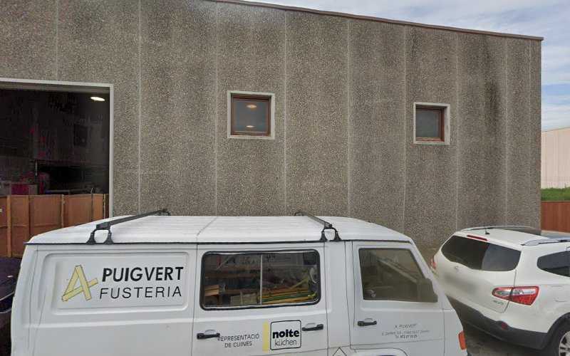 Fotografia tomada fuera de Fusteria Albert Puigvert Costa - Carpintería metálica y de aluminio en Olot, Girona