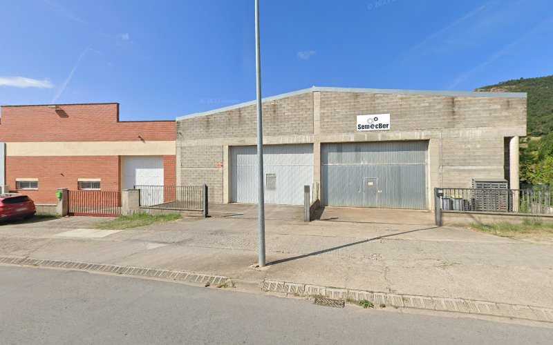 Fotografia tomada fuera de joviga – fusteria ebenisteria - Tienda de bricolaje en Berga, Barcelona