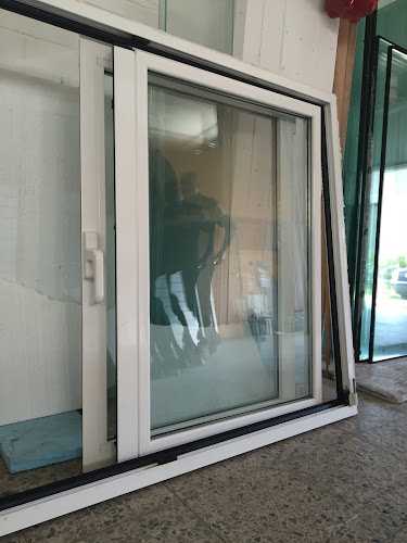 Fotografia tomada fuera de Cristalería Abalsa-Casanova:Antonio Rodriguez Varela - Tienda de artículos de cristal en Pastoriza, A Coruña