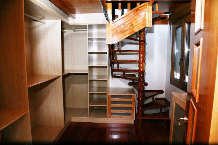 Fotografia tomada fuera de Decoraciones Artegi S L - Empresa maderera en Portugalete, Vizcaya