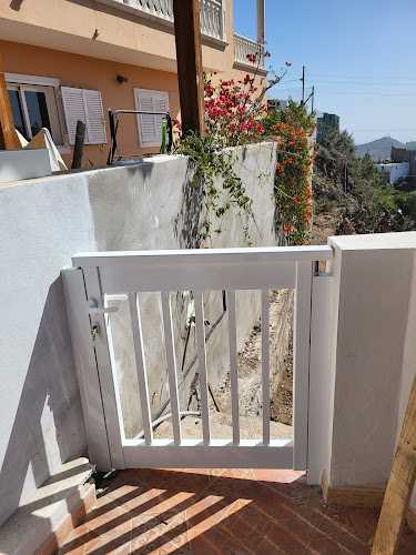 Fotografia tomada fuera de Aluminios J Candela - Carpintería metálica y de aluminio en Arona, Santa Cruz de Tenerife