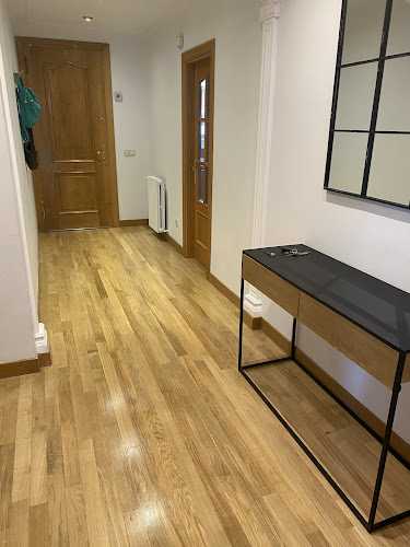 Fotografia tomada fuera de Lijados y Barnizados Miguel Araque - Servicio de instalación de suelos de madera en Zizur Mayor, Navarra