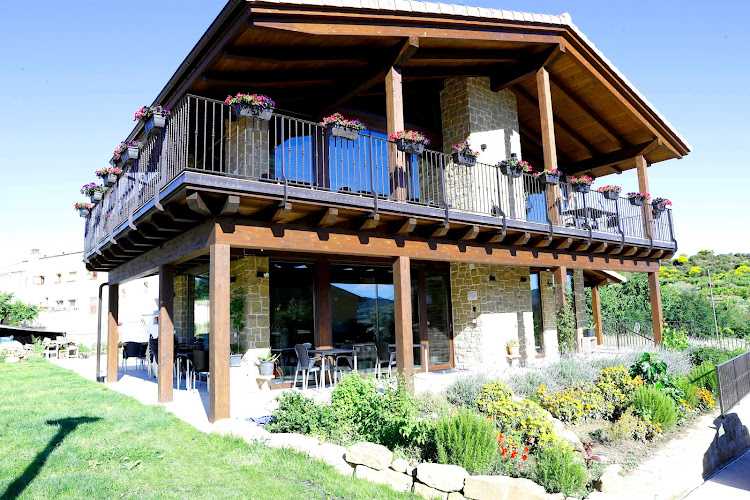 Fotografia tomada fuera de Tecnobel Sistemas Sl - Taller de instalación de puertas y ventanas en Villatuerta, Navarra