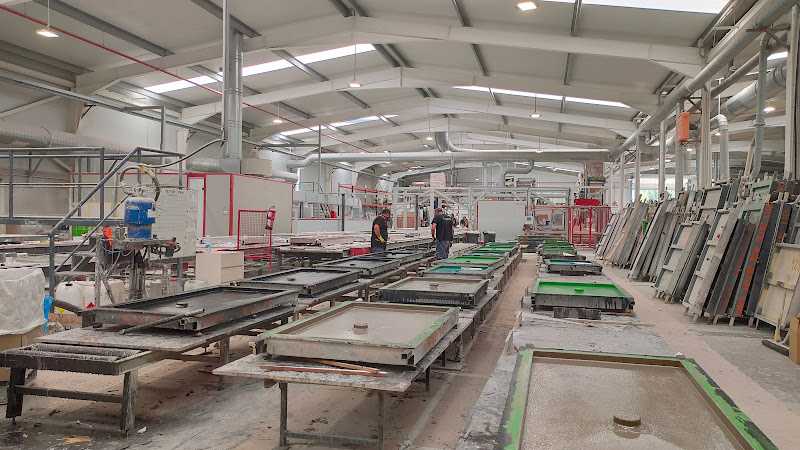 Fotografia tomada fuera de Torbath Furniture - Fábrica de muebles en Villarrubio, Cuenca