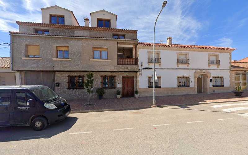 Fotografia tomada fuera de Carpintería Miguel Honrubia - Tienda de armarios en Villarta, Cuenca