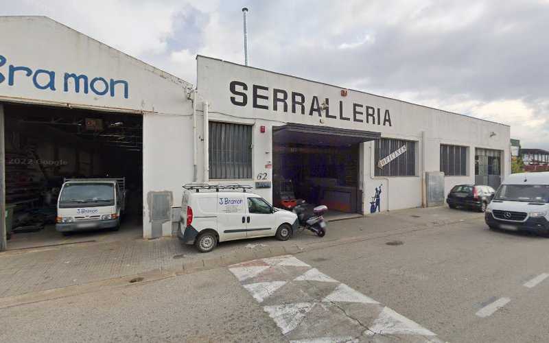 Fotografia tomada fuera de J. Bramon - Serralleria Salt (Girona) - Metal·listeria en Salt, Girona