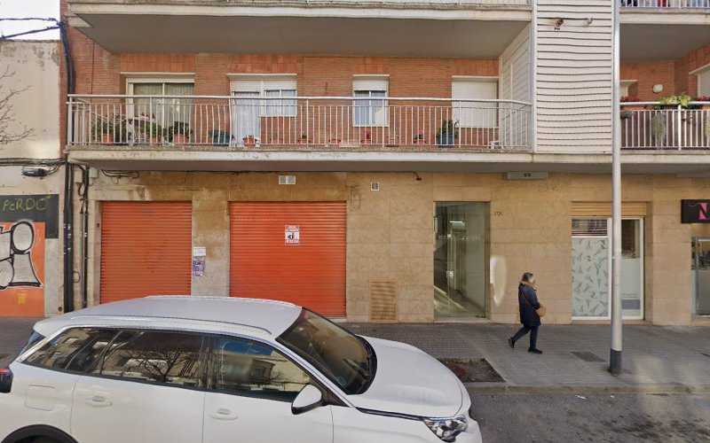 Fotografia tomada fuera de carpinteria de madera JG - Carpintería en Terrassa, Barcelona