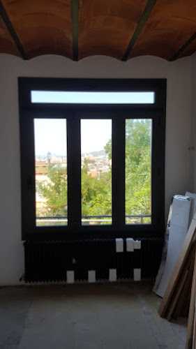 Fotografia tomada fuera de Carpintería de Aluminio Araque - Carpintería metálica y de aluminio en L'Hospitalet de Llobregat, Barcelona