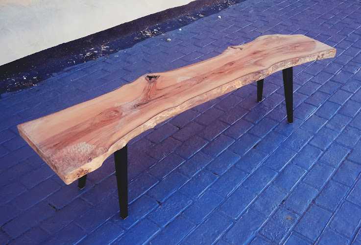 Fotografia tomada fuera de VANDENHEEDE FURNITURE es Mobiliario - Diseño - Arte - Tienda de muebles en Guadalix de la Sierra, Madrid