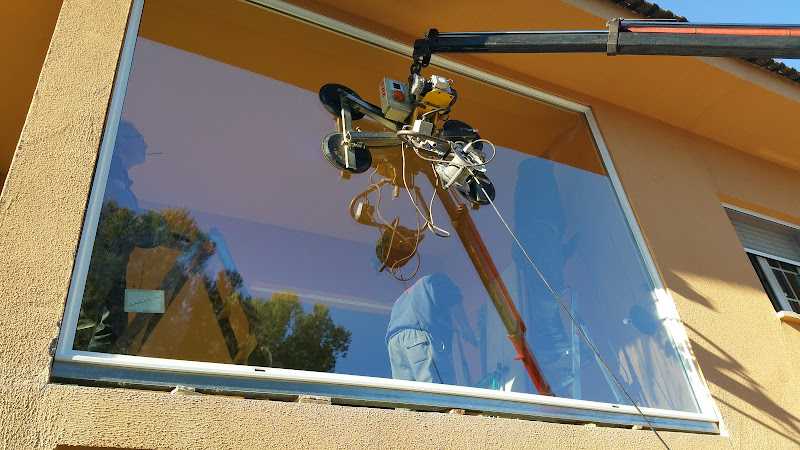 Fotografia tomada fuera de Aluminios Soto-Mañas s.l - Carpintería metálica y de aluminio en Cornellà de Llobregat, Barcelona