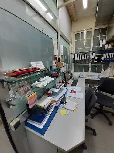 Fotografia tomada fuera de ALULEVEL, S.L. (ANTIGUA CRISAN CORNELLA, S.L. ) - Finestra d'alumini en Cornellà de Llobregat, Barcelona