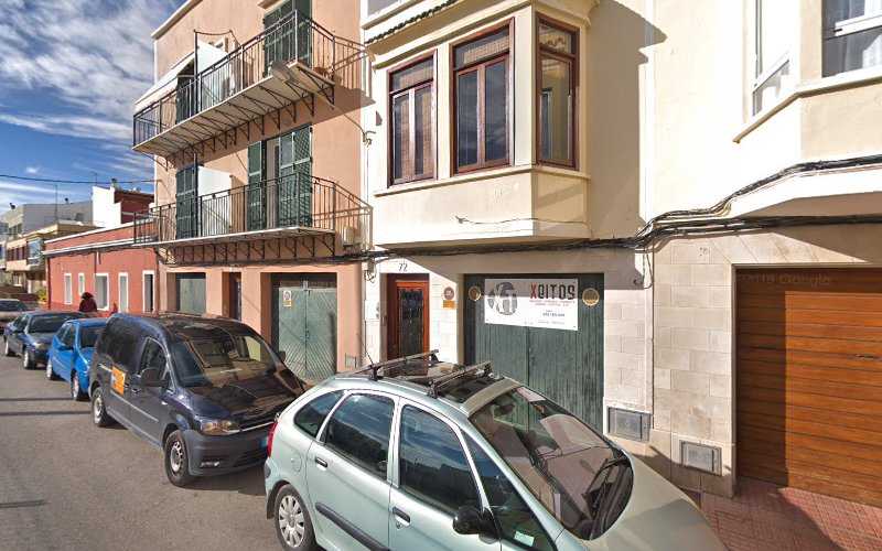 Fotografia tomada fuera de Carpinteros y Pintores Xeitos - Tienda de armarios en Ciutadella de Menorca, Baleares