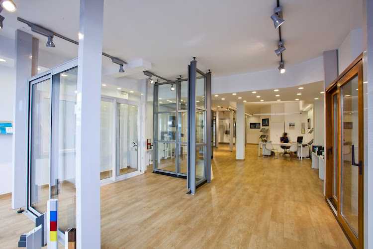 Fotografia tomada fuera de Carpinteria Juan Cuadros SL - Carpintería metálica y de aluminio en Mahón, Baleares