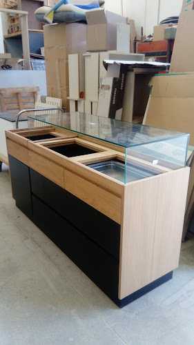 Fotografia tomada fuera de Carpintería y Ebanistería Lujovi - Botiga d'armaris en Cerdanyola del Vallès, Barcelona