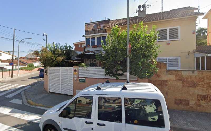 Fotografia tomada fuera de Carpintería Abrahan - Botiga d'armaris en Cerdanyola del Vallès, Barcelona