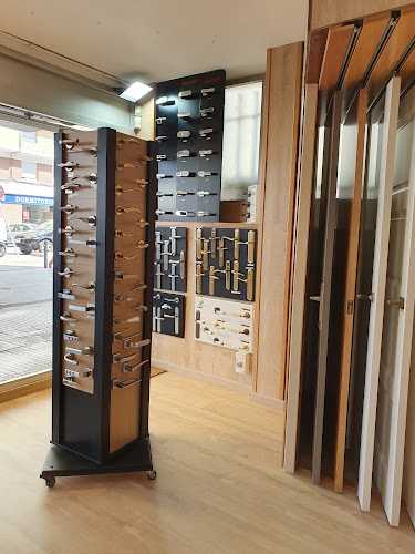 Fotografia tomada fuera de Puertas Fustadecor - Carpintero en Cerdanyola del Vallès, Barcelona