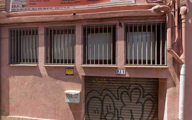 Fotografia tomada fuera de Fusteria Ebenisteria M.L.A. - Botiga d'armaris en Cerdanyola del Vallès, Barcelona