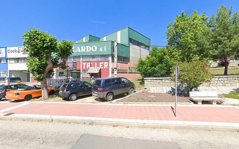 Fotografia tomada fuera de Materiales Y Maderas Los Carreteros - Tienda de armarios en Becerril de la Sierra, Madrid