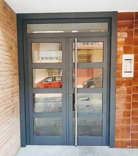 Fotografia tomada fuera de Alutecma - Carpintería metálica y de aluminio en Premià de Mar, Barcelona