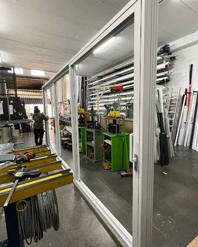 Fotografia tomada fuera de Carpinteria Metalica Y Aluminios Roman SL - Carpintería metálica y de aluminio en Pineda de Mar, Barcelona