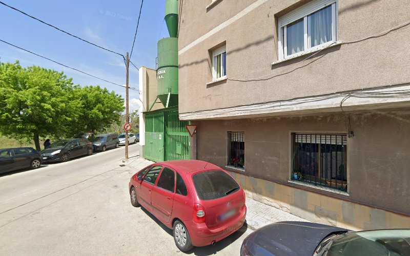 Fotografia tomada fuera de Carpintería 30 - Botiga d'armaris en La Llagosta, Barcelona