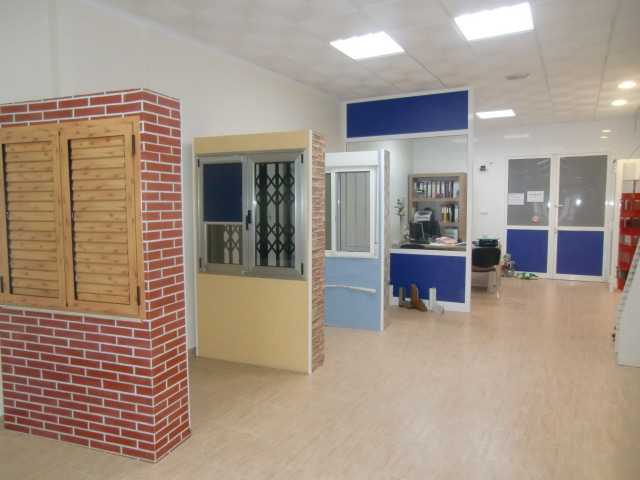 Fotografia tomada fuera de Alublay - Carpintería metálica y de aluminio en La Pobla de Vallbona, Valencia