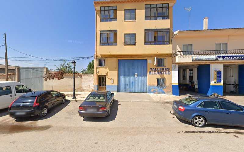 Fotografia tomada fuera de TALLERES ALCANTUD SLL - Taller de reparación de automóviles en Quintanar del Rey, Cuenca
