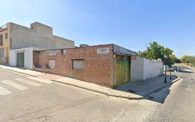 Fotografia tomada fuera de Maderas Márquez - Tienda de armarios en Palomares del Río, Sevilla