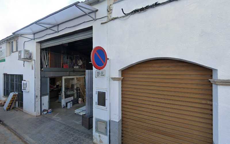 Fotografia tomada fuera de Aluminis Pascual - Carpintería metálica y de aluminio en Santanyí, Baleares