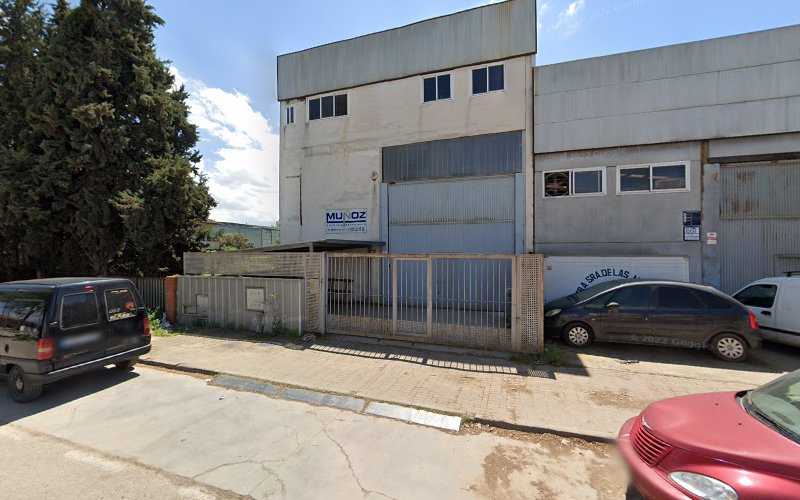 Fotografia tomada fuera de Aluminio y Cerrajería Muñoz - Carpintería metálica y de aluminio en Santa Fe, Granada